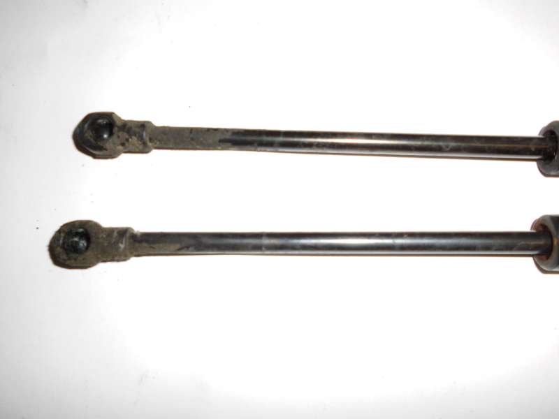 Gasdruckfedern_D_mpfer_Motorhaube_BMW_E39_Limousine_Touring_2_