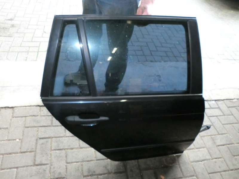 T_r_hinten_rechts_BMW_E46_Touring_Kombi_cosmosschwarz_metallic_304_