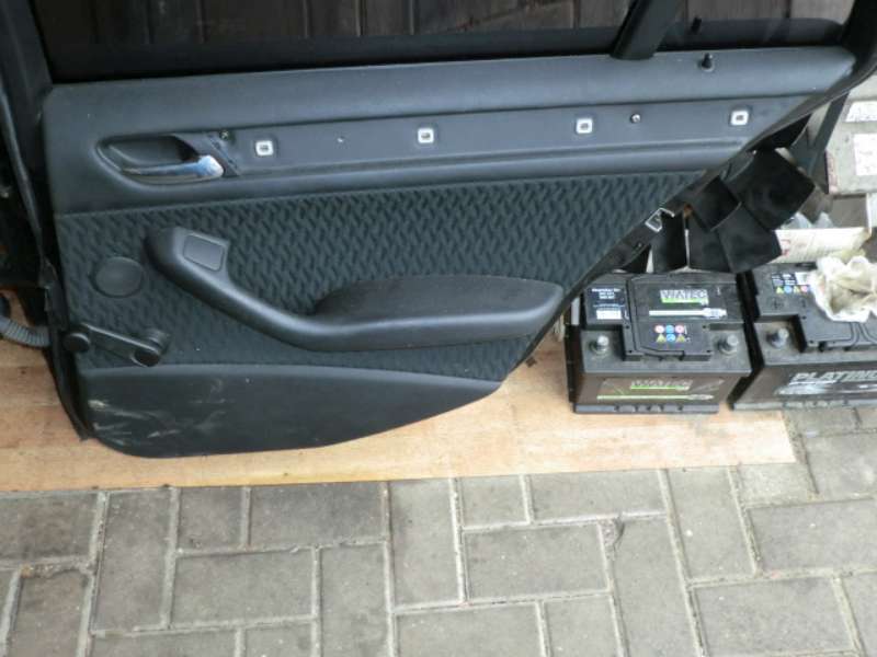 T_r_hinten_rechts_BMW_E46_Touring_Kombi_cosmosschwarz_metallic_312_