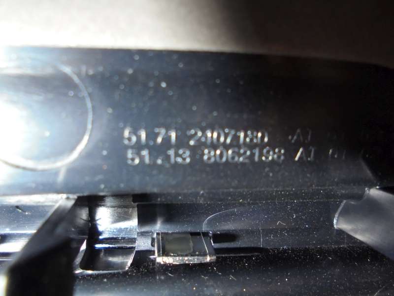 Ziergitter_Emblem_Seite_schwarz_rechts_links_BMW_F87_M2_1_