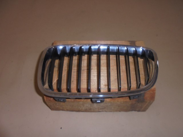 BMW_1er_Ziergitter_Front_rechts_F20_F21_51137239022_2_