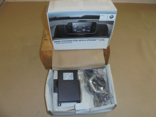 BMW_Station_Apple_iPhone_4_und_4s_2_