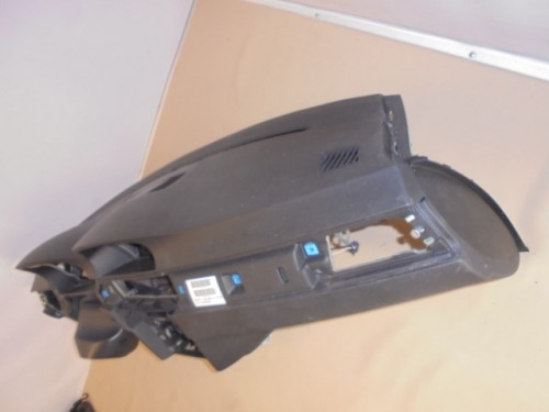 Cockpit_BMW_3er_E90_E91_mit_Navi_und_BFA_8_