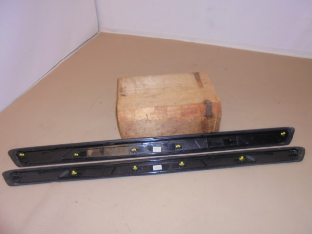 Fussleisten_BMW_1er_2er_Blende_Einstieg_F21_F22_51477267917_rechts_und_links_1_