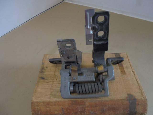 Heckklappenscharnier_BMW_E61_Touring_links_2_