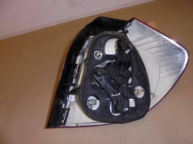 BMW_1er_Heckleuchte_links_E87_63216924501_1_