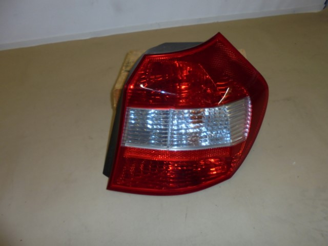 BMW_1er_Heckleuchte_rechts_E87_63216924502_2_