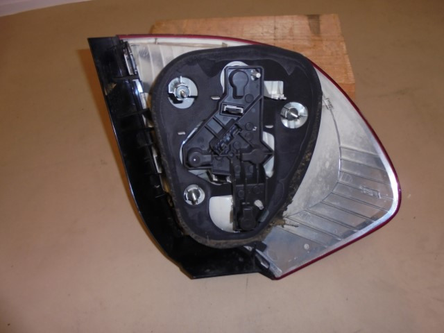 BMW_1er_Heckleuchte_rechts_E87_63216924502_5_