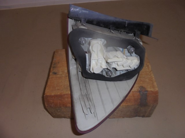 Heckleuchte_BMW_3er_E91_LCI_Touring_Seitenwand_links_63217289431_5_