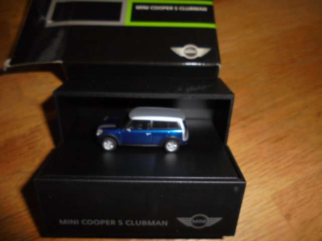 herpa-Modellauto_in_BMW-Klappbox_M_187_Mini_Cooper_S_Clubman_lightningbluemet_Mini-Werbemodell_2_