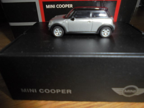 herpa-Modellauto_in_Klappbox_M_187_Mini_Cooper_2006_R56_puresilver-met_Dach_schwarz_Mini-Werbemodell_2_