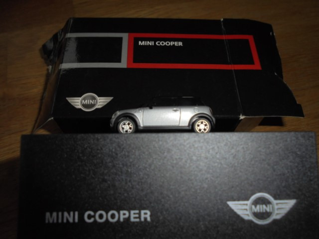 herpa-Modellauto_in_Klappbox_M_187_Mini_Cooper_2006_R56_puresilver-met_Dach_schwarz_Mini-Werbemodell_4_