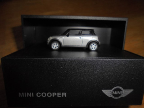 herpa-Modellauto_in_Klappbox_M_187_Mini_Cooper_2006_R56_puresilver-met_Dach_schwarz_Mini-Werbemodell_7_