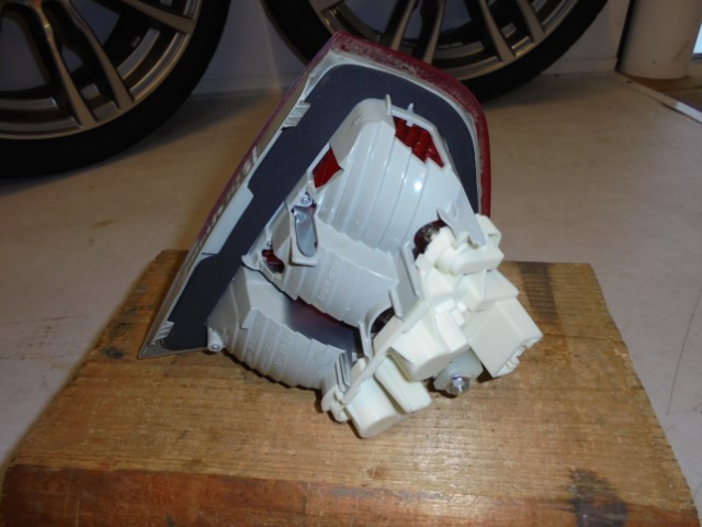 BMW_3er_Heckleuchte_Heckklappe_rechts_E90_63210406884_3_